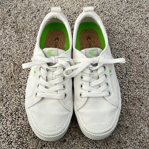 Cariuma Off White Canvas Low OCA Sneaker